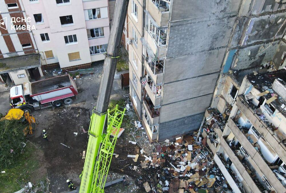 У Києві завершили аварійно-рятувальні роботи на місці удару по багатоповерхівці У Києві завершили аварійно-рятувальні роботи на місці удару по багатоповерхівці