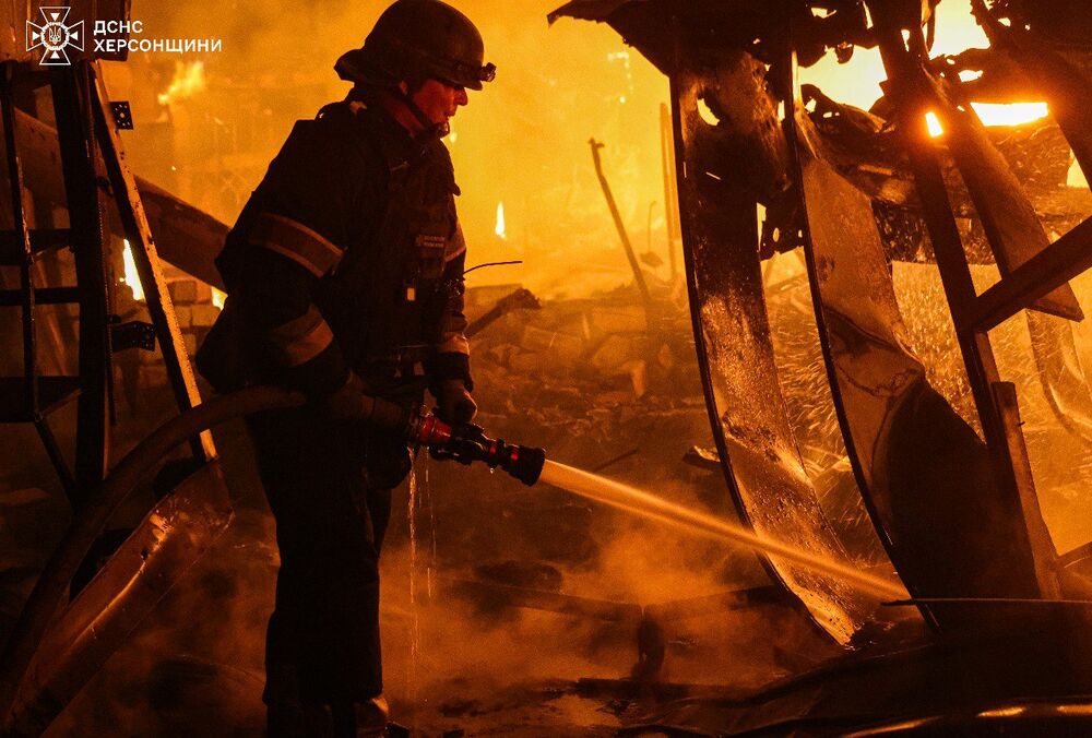 Росіяни обстріляли ринок у центрі Херсона: вигоріло 600 кв.м.