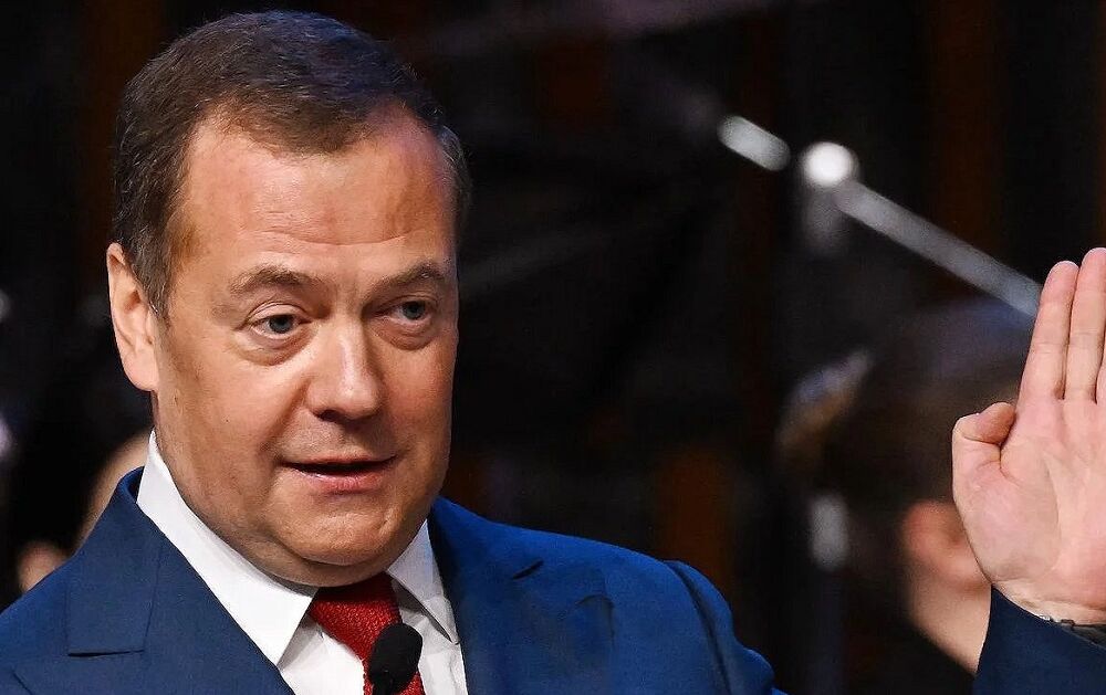 Заявления Медведева о Крыме вызвали истерику у Медведева; соратник Путина заговорил о ”возмездии”