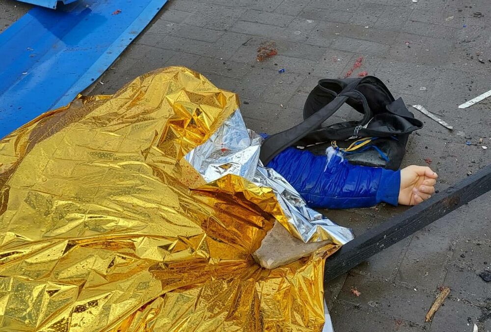 Внаслідок обстрілу Херсона загинули 6 людей: фото з місця атаки