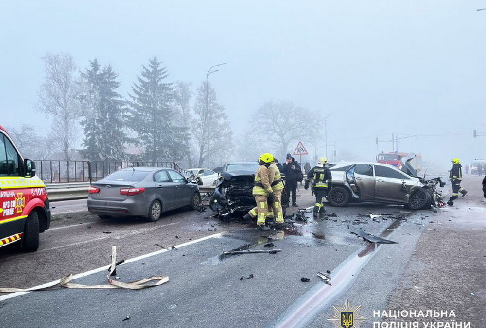 На трасі ”Київ-Чоп” зіткнулися 8 машин: рух у напрямку Києва перекрито