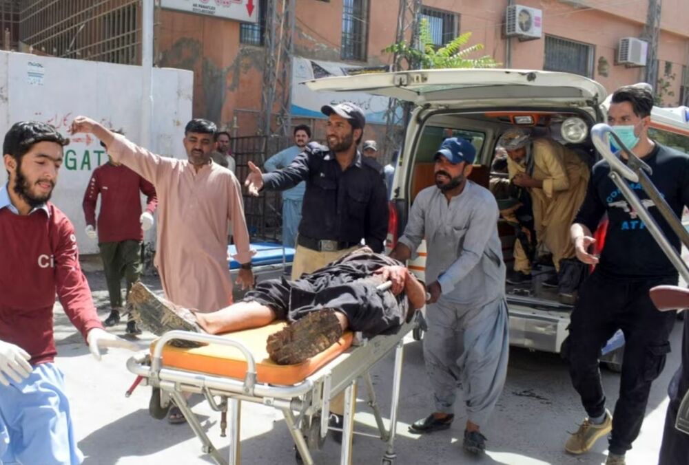 В двух мечетях Пакистана прогремели взрывы: погибли более 50 человек