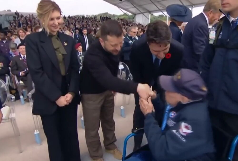 На праздновании 80-летия ”D-Day” ветеран Второй мировой попытался поцеловать руку Зеленскому: видео На праздновании 80-летия ”D-Day” ветеран Второй мировой попытался поцеловать руку Зеленскому: видео