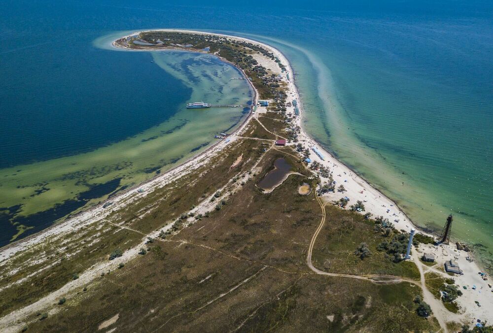 На острове Джарылгач пятый день подряд пылают степи