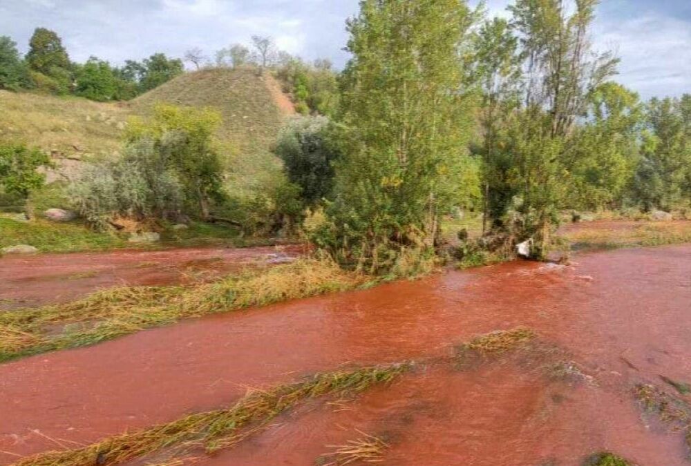Вода в реке Ингулец побагровела после российского удара по дамбе: фото Вода в реке Ингулец побагровела после российского удара по дамбе: фото