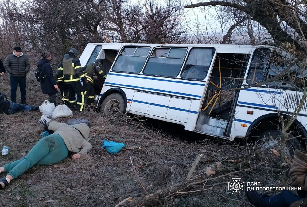 На Дніпропетровщині автобус в'їхав у дерево