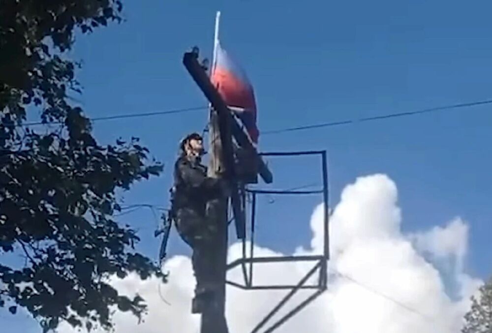 Українські морпіхи зняли російський триколор у Курській області, - ВІДЕО