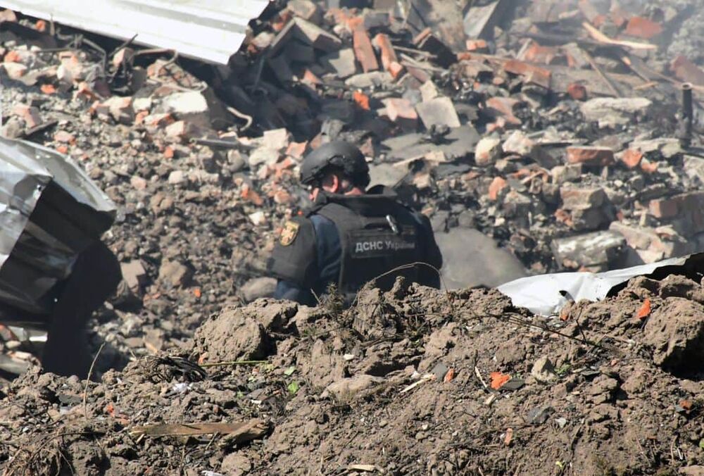 Российские военные повредили в Харькове поликлинику и учебное заведение