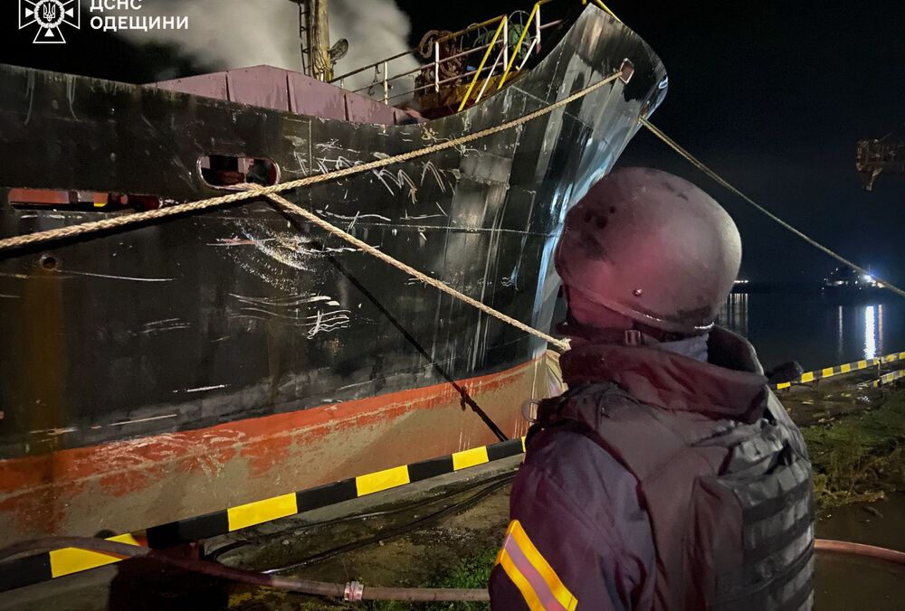 Россияне атаковали Одесскую область: поврежден сухогруз, склады и жилые дома