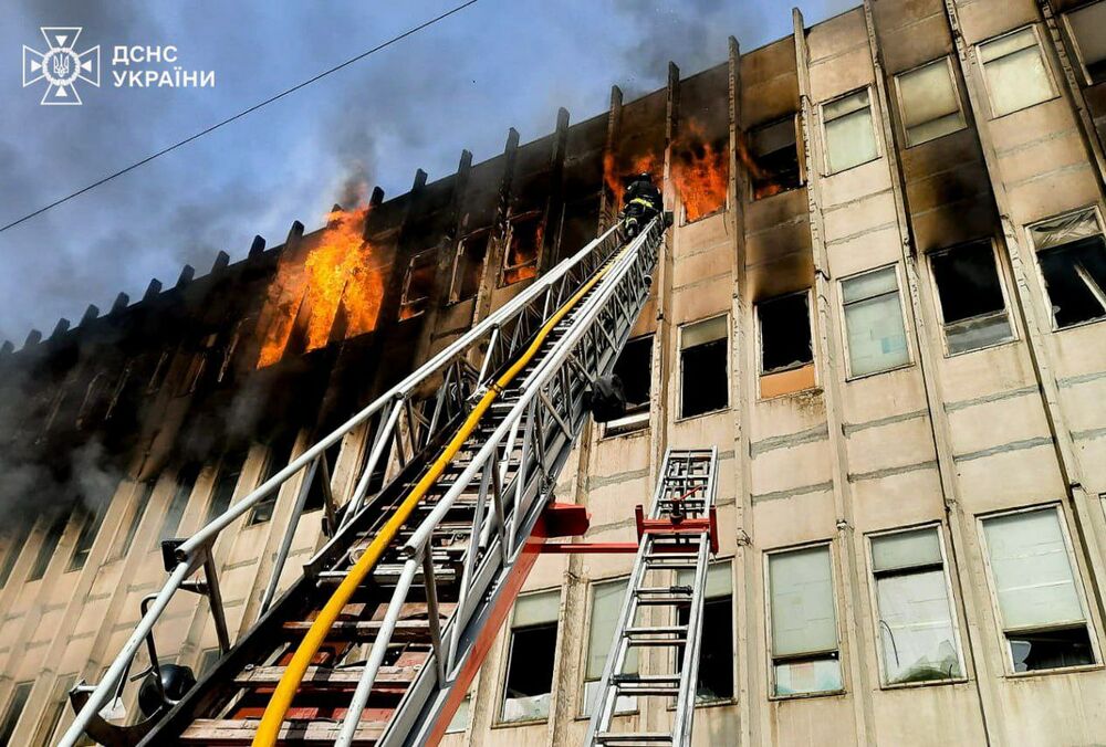 В ГСЧС показали первые кадры последствий удара по Харькову