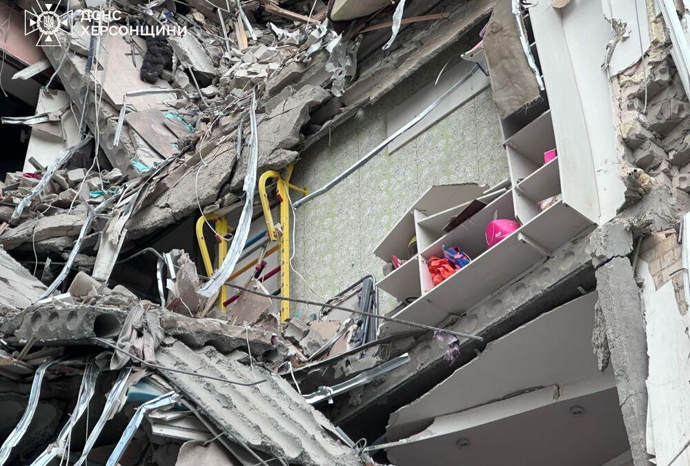 У Херсоні відновили пошукові роботи на місці зруйнованого російською авіабомбою будинку: фото