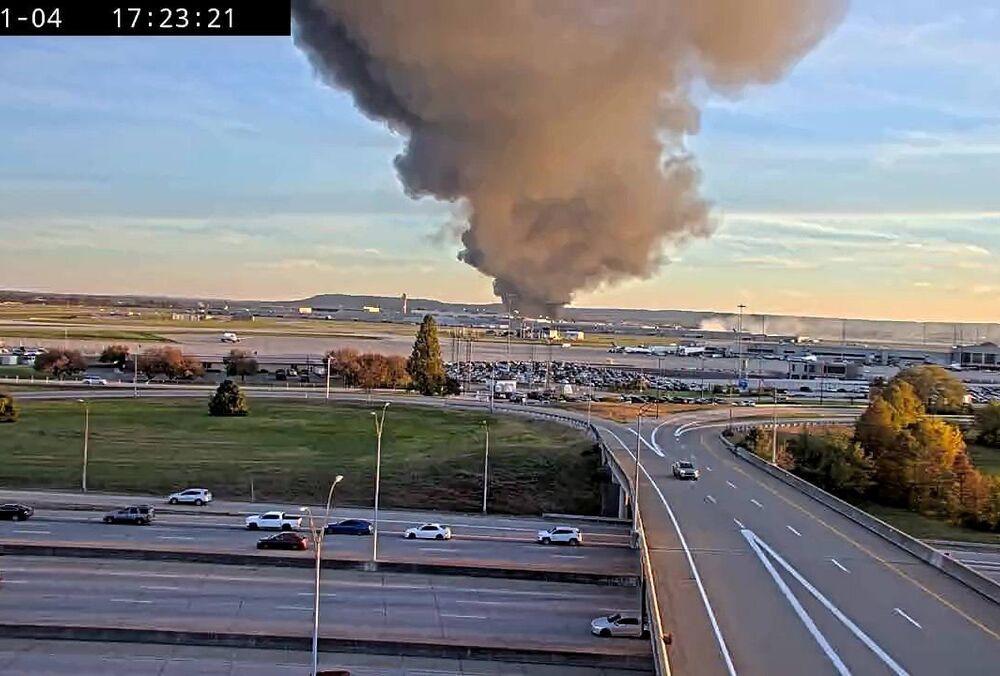 В США разбился грузовой самолет: есть погибшие и пострадавшие (видео)