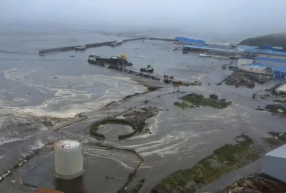 На Камчатке цунами смыло завод