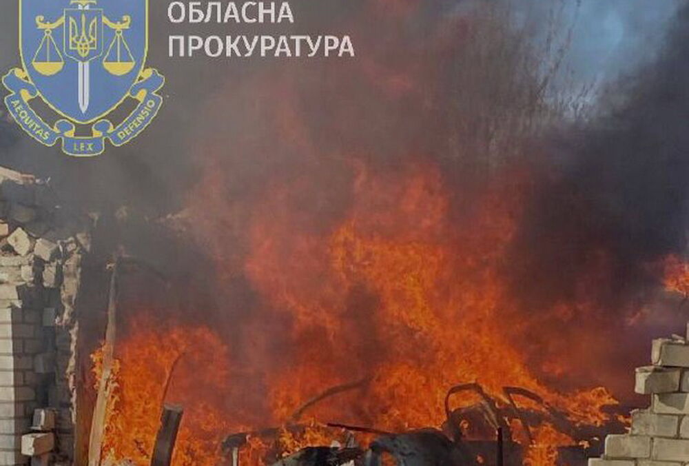 Россияне обстреляли Херсон: сгорел склад с гуманитарной помощью (фото) Россияне обстреляли Херсон: сгорел склад с гуманитарной помощью (фото)