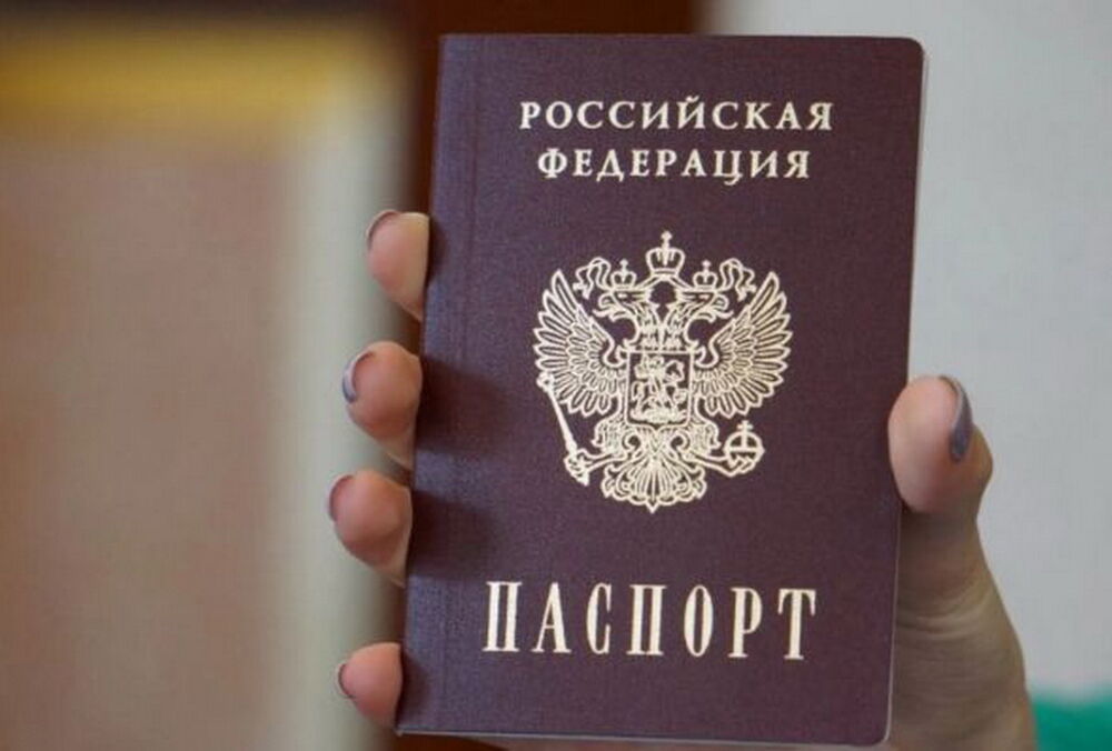 Жителям Херсонської області погрожують видворенням, якщо вони не візьмуть паспорт