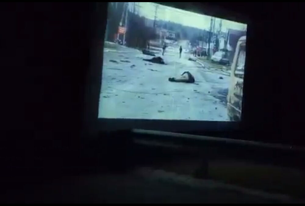 На кордоні з Білоруссю встановили проектор та показують відео з правдою про війну в Україні