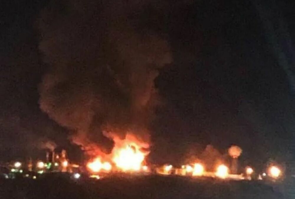 Из-за атаки дронов в Новошахтинске загорелся нефтеперерабатывающий завод