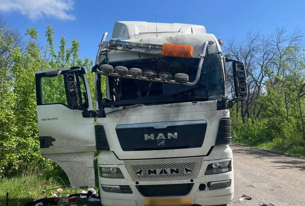 Россияне обстреляли грузовик в районе Волчанска: водитель в тяжелом состоянии