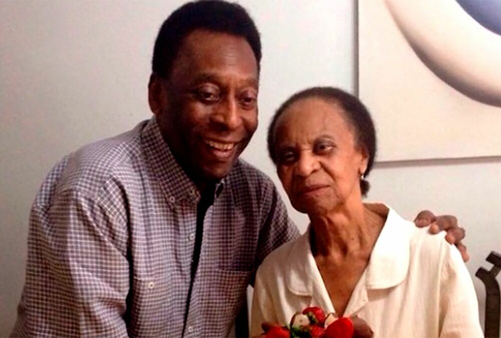 Сторічна мати Пеле досі не знає про смерть сина