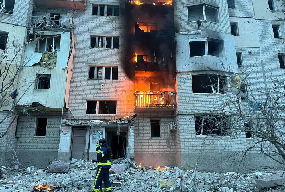 Россияне атаковали КАБом многоэтажку в Купянске