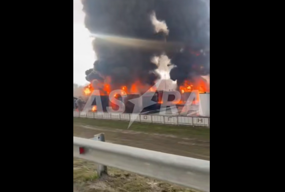 На нефтебазе Краснодарского края загорелся почти весь резервуарный парк после атаки БПЛА