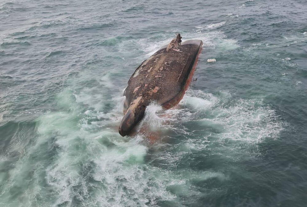 У побережья Сахалина перевернулось грузовое судно, есть погибшие