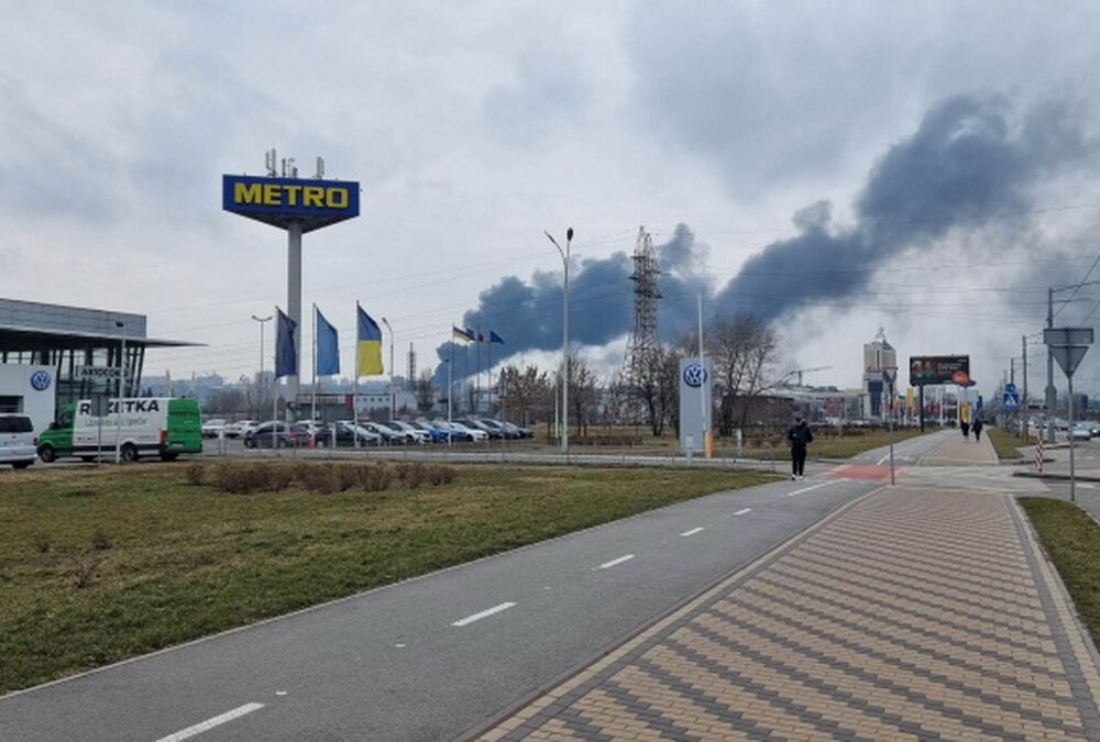 У Києві на Подолі спалахнула масштабна пожежа: перші кадри