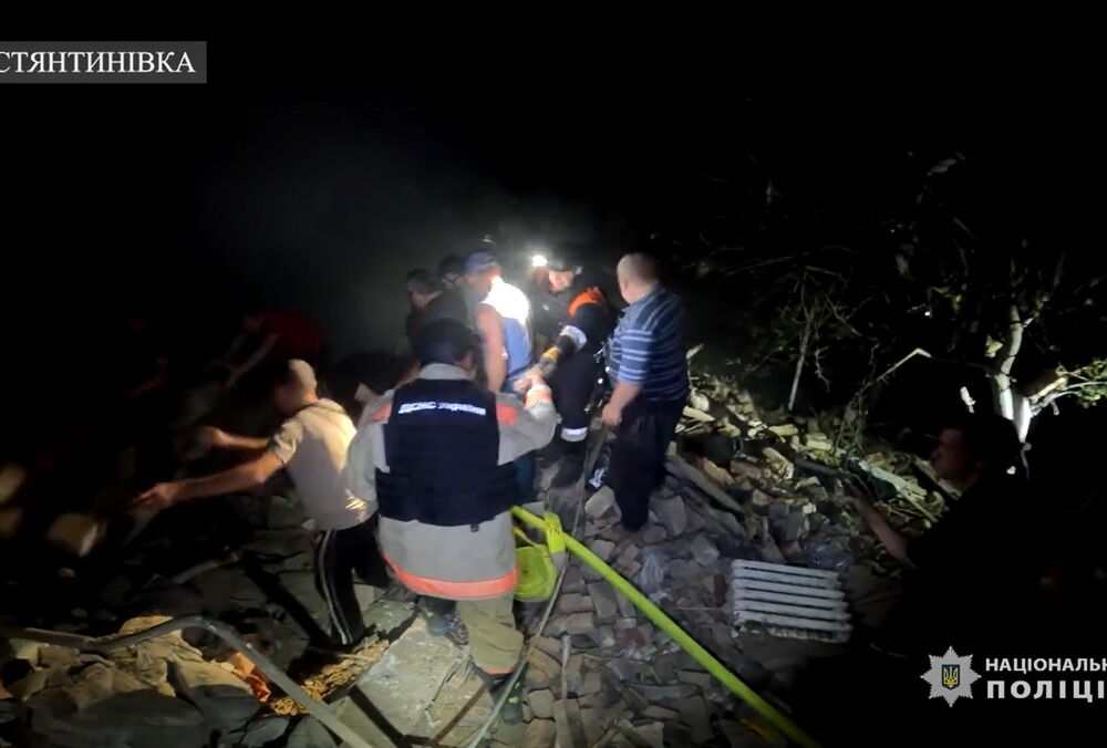 Россияне сбросили авиабомбу на жилой дом в Донецкой области: пострадала семья с ребенком