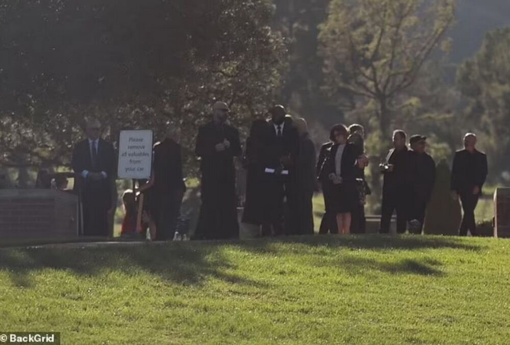 Не было сухих глаз: в Лос-Анджелесе простились с Мэттью Перри (фото)