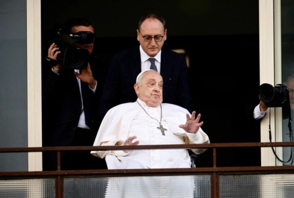 Папа Римський був настільки близький до смерті, що лікарі розглядали варіант припинення лікування
