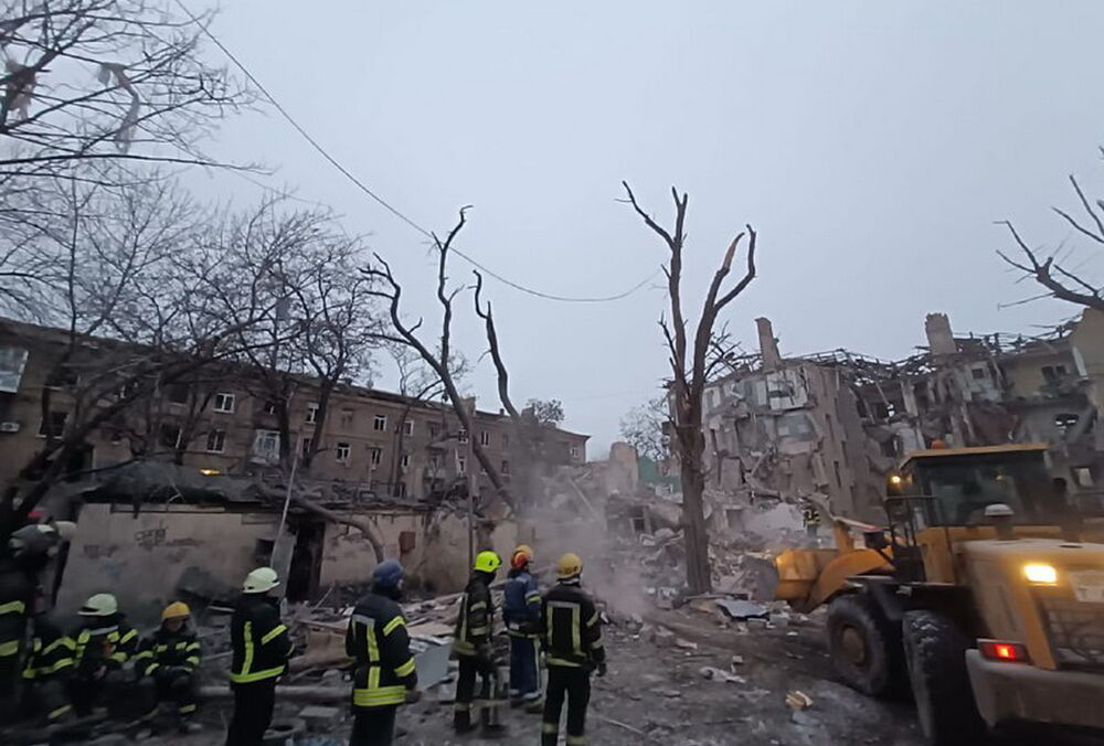 Ракетный удар по Краматорску: спасатели показали фото с места трагедии