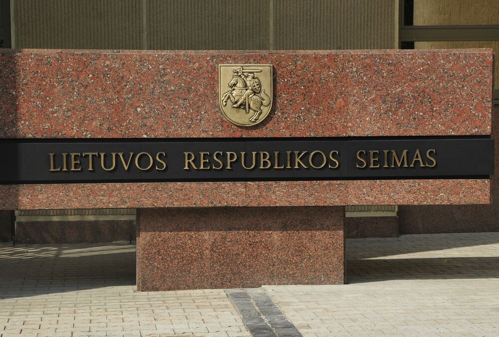 Парламент Литви тимчасово припинив роботу через коронавірус