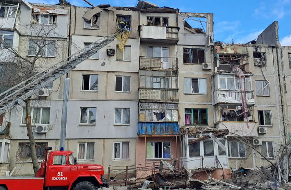 У Покровську з-під завалів житлового будинку дістають людей: фото