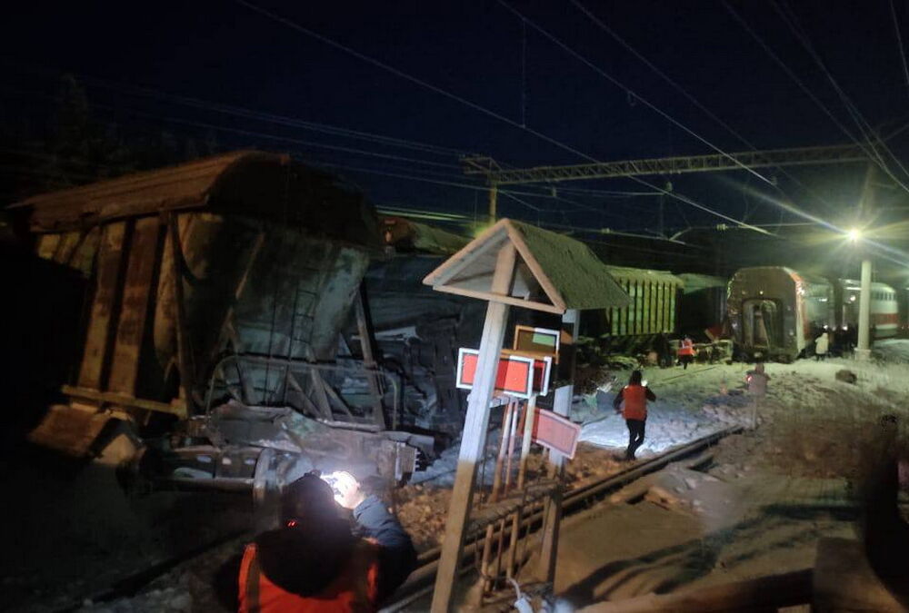 У Росії пасажирський потяг зіткнувся з вантажним: фото, відео