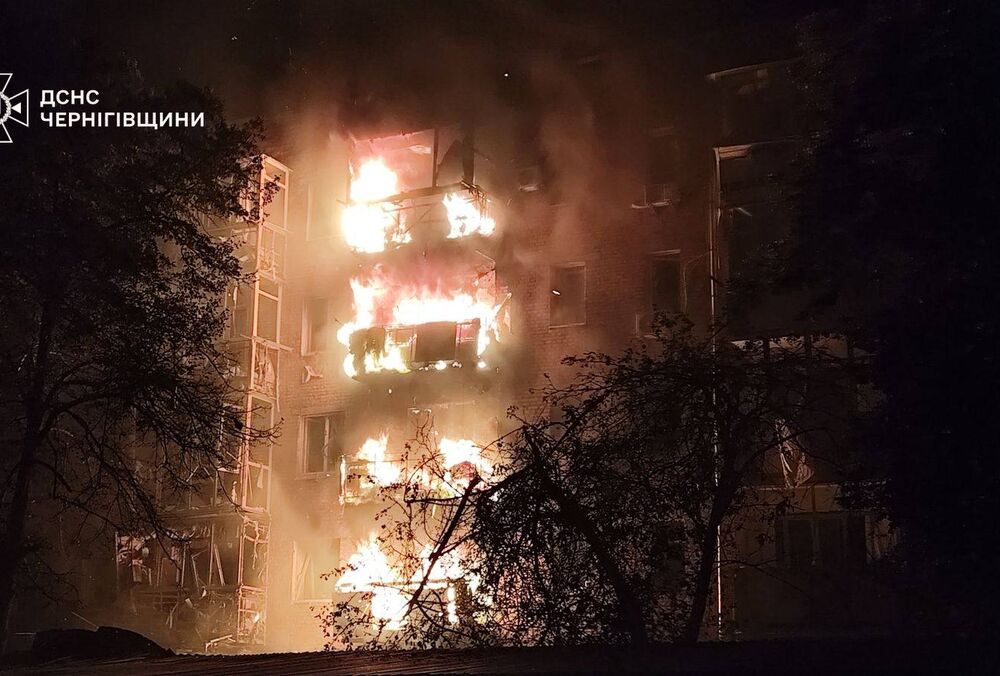 Россия нанесла удары по Нежину: ранены трое людей, повреждена ”Новая почта”, жилой дом, магазин