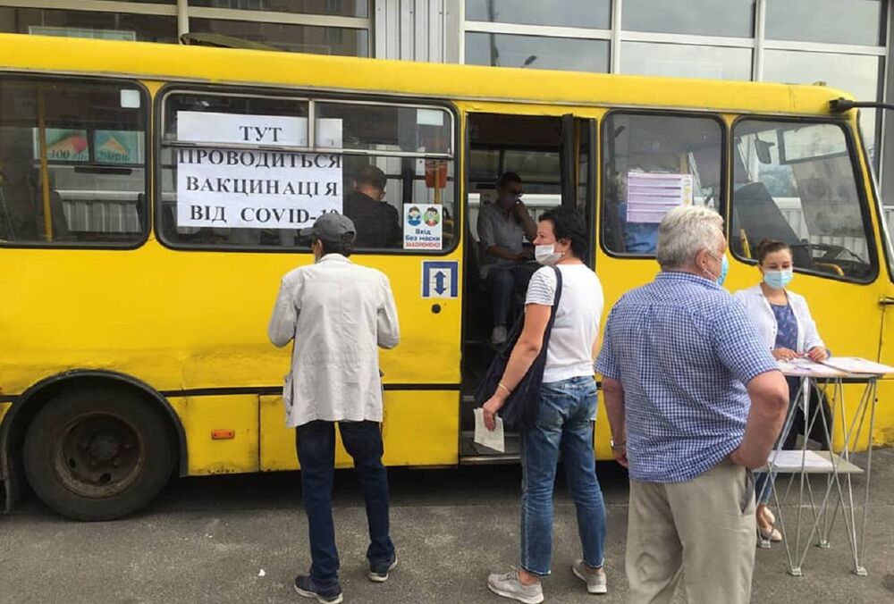 Киевлян начали вакцинировать в маршрутках