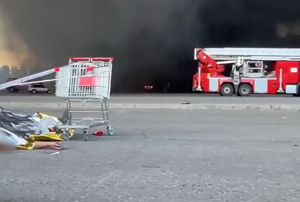 Удар по ”Эпицентру” в Харькове: в гипермаркете могли быть сотни людей (видео)