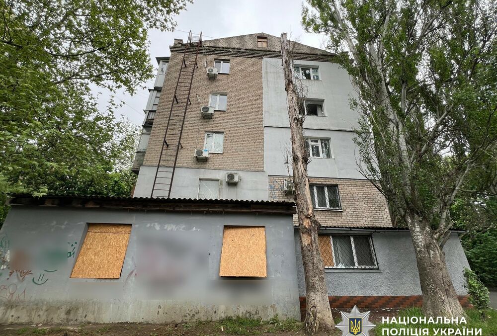 Росіяни скинули вибухівку на автомобіль поліції на Херсонщині Росіяни скинули вибухівку на автомобіль поліції на Херсонщині