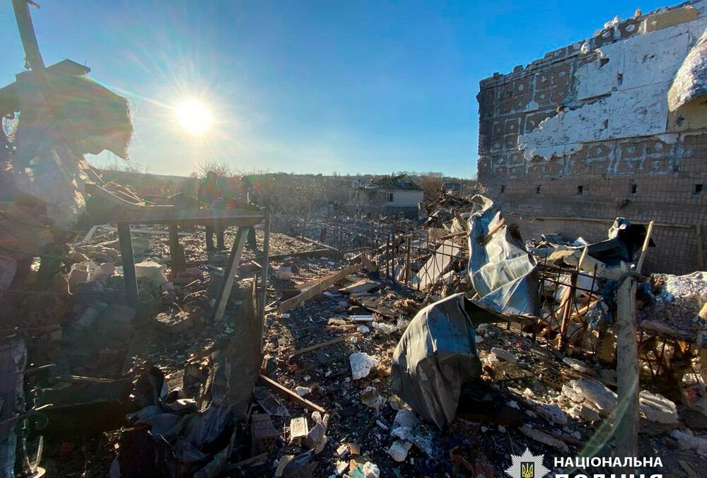 Двое погибших, десятки разрушенных домов: кадры последствий удара КАБов по Купянску