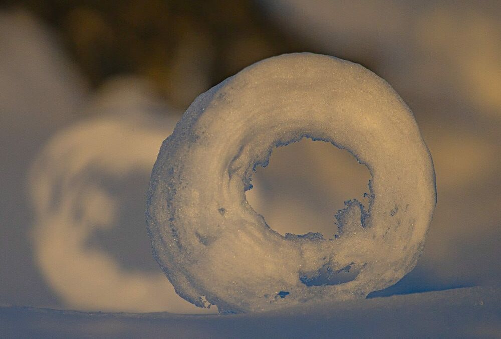 Ученые станции ”Академик Вернадский” показали красивейшее природное явление - ”пончики” из снега: фото
