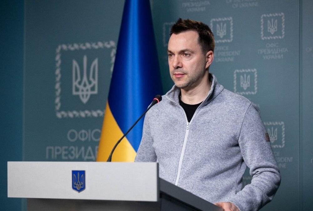 Арештович: війська РФ можуть вивести з Херсона, щоб розпочати наступ на Київ Арештович: війська РФ можуть вивести з Херсона, щоб розпочати наступ на Київ