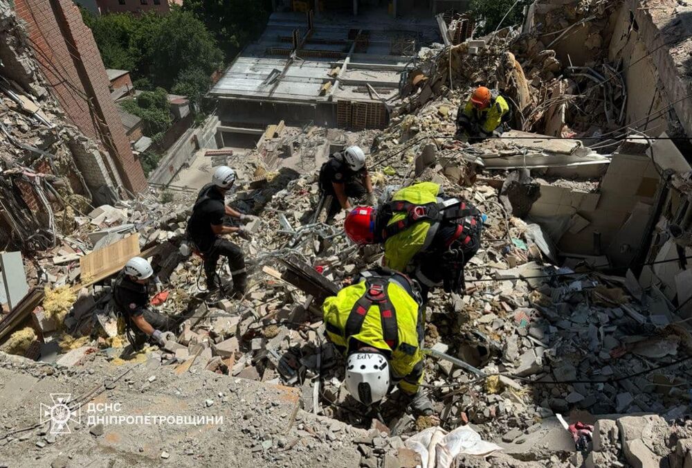 В Днепре после российского удара до сих пор ищут под завалами двух человек