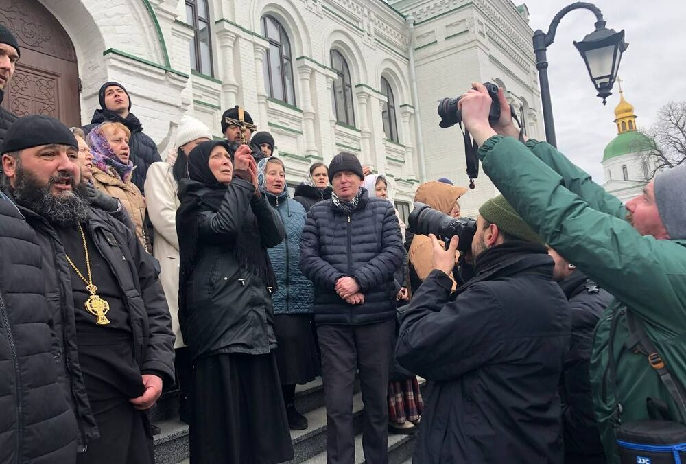 Священники УПЦ МП снова не пускают комиссию Минкульта в Лавру Священники УПЦ МП снова не пускают комиссию Минкульта в Лавру