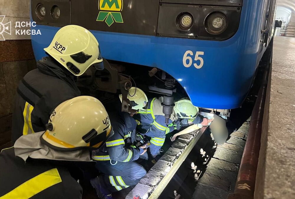 У київському метро загинула жінка: вона потрапила під потяг (фото)