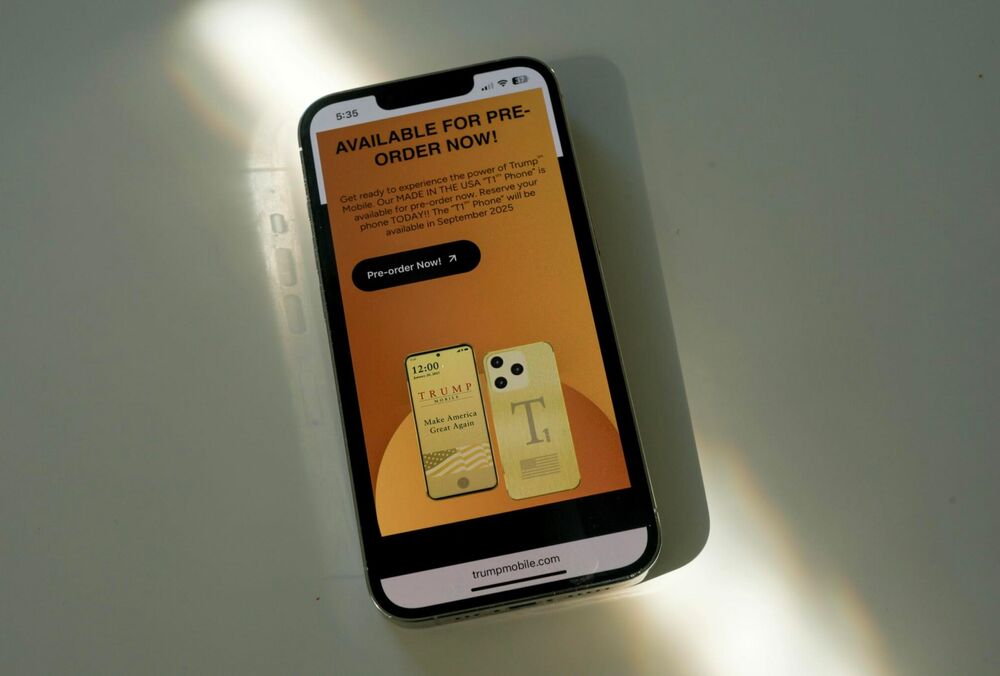Trump Mobile: компания Трампа уже отказалась от заявления, что ”золотой” смартфон будет сделан в США