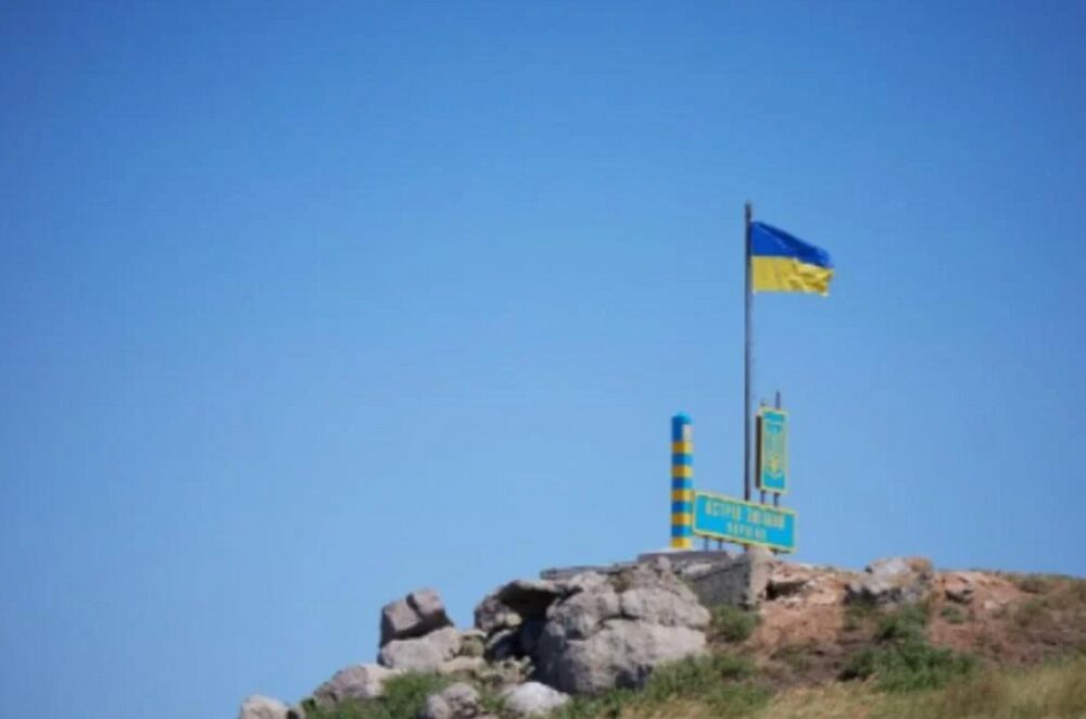 ”Це істерія”: військовий експерт прокоментував скидання Росією авіабомб на острів Зміїний