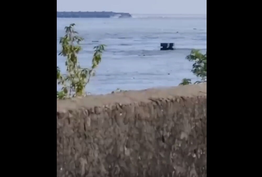 Россияне подорвали машинный зал Каховской ГЭС: станция ушла под воду (видео)