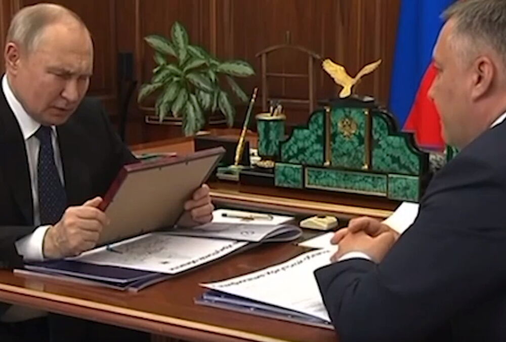 Путин попросил передать ”привет” погибшим в Украине российским оккупантам: видео