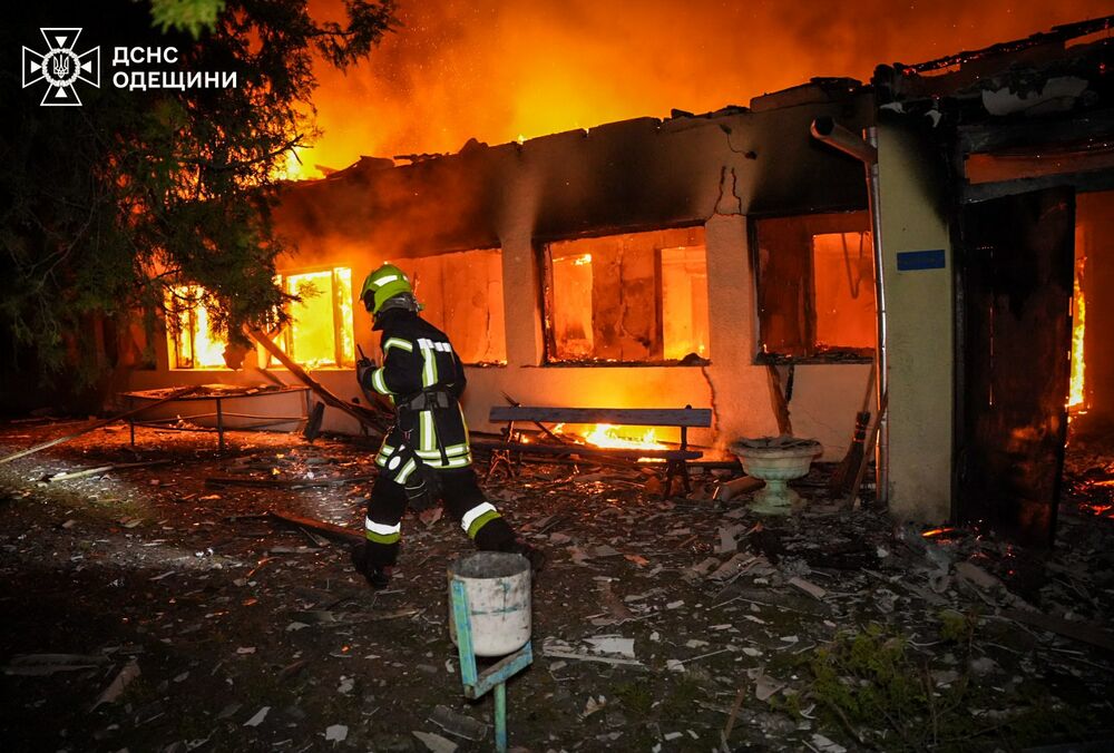 Над Одессой сбили 18 дронов, но есть и прилеты: кадры последствий