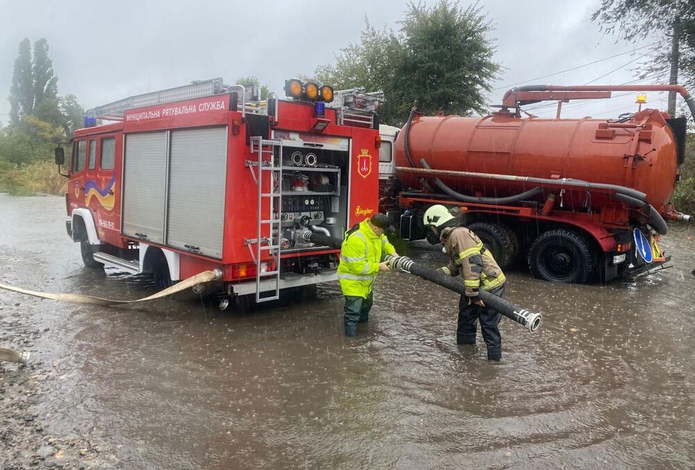 Одессу заливает непрекращающийся ливень: перекрыты улицы, отключаются светофоры, тяжело с транспортом